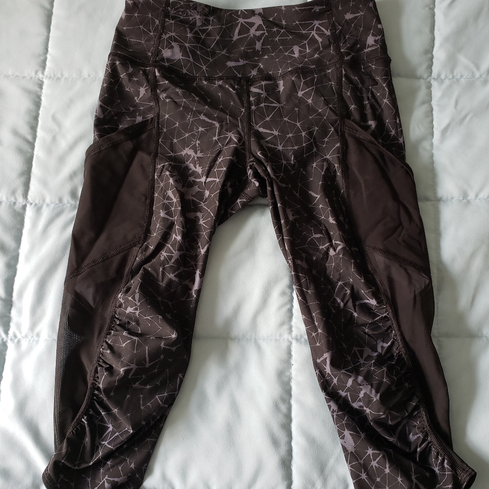 Lululemon knee cropped legging